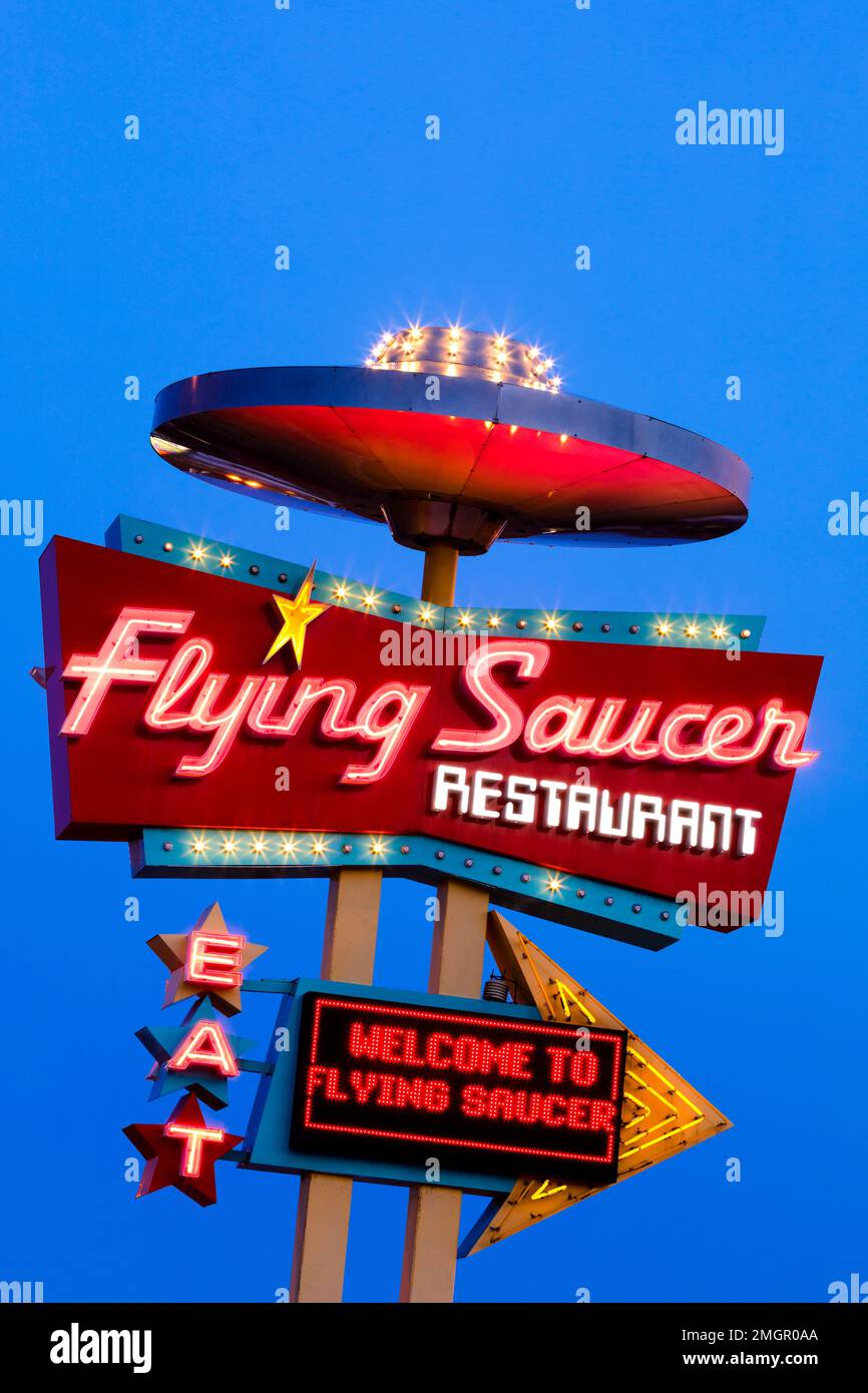 Canada, Ontario, Niagara Falls, retro neon segno per una cena, neon luminoso al crepuscolo. Foto Stock
