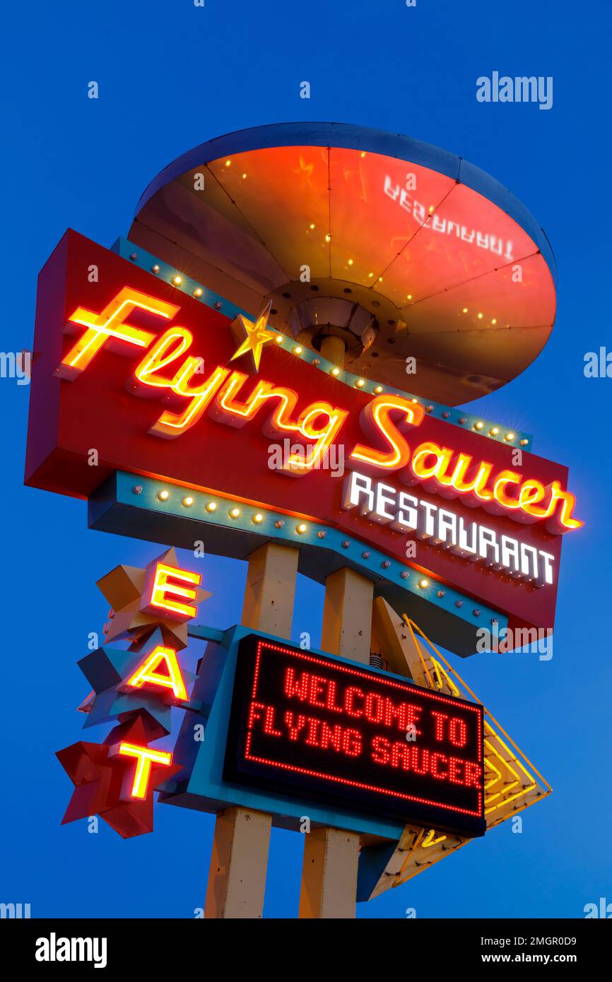 Canada, Ontario, Niagara Falls, retro neon segno per una cena, neon luminoso al crepuscolo. Foto Stock