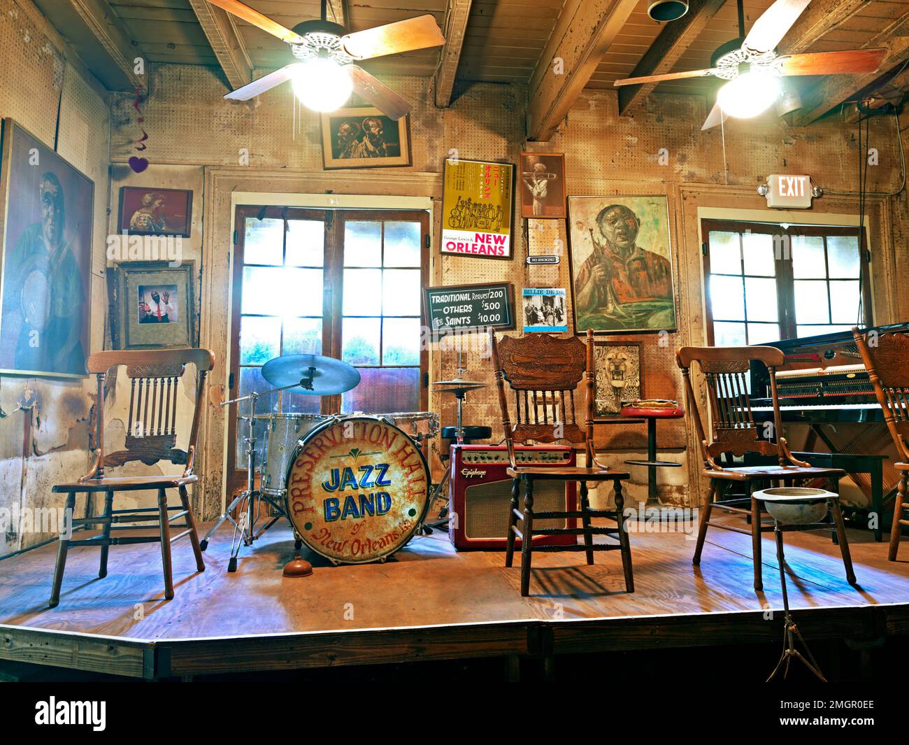 Stati Uniti, Louisiana, New Orleans, quartiere francese, palco Preservation Hall, niente musicisti, drum kit, piano, drum kit e sedie sul palco. Foto Stock