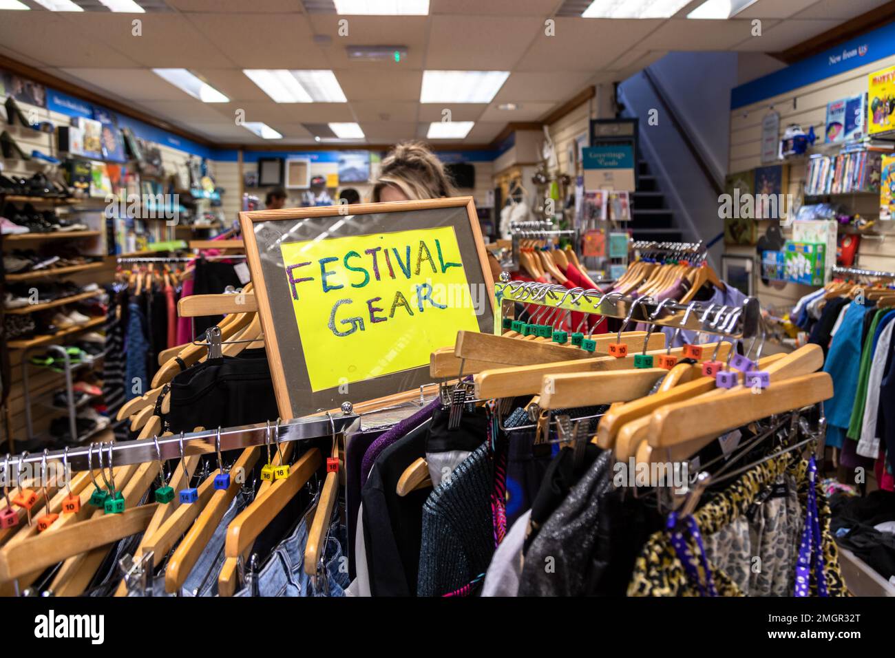 Abbigliamento o attrezzatura per festival in vendita in un negozio di beneficenza, Bristol, Regno Unito Foto Stock