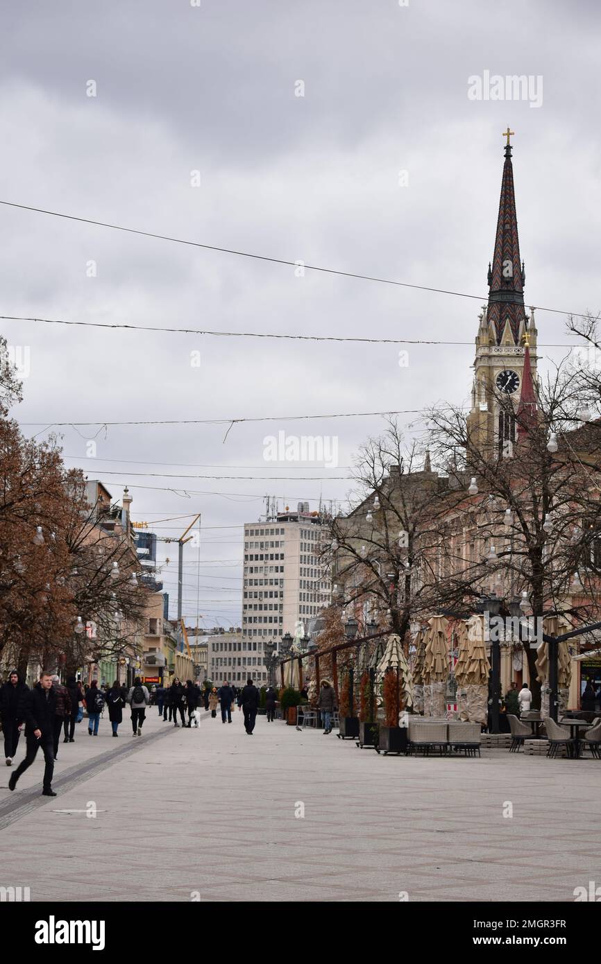 Jovan Jovanovic Street in una giornata invernale con sullo sfondo una Chiesa di Maria Foto Stock