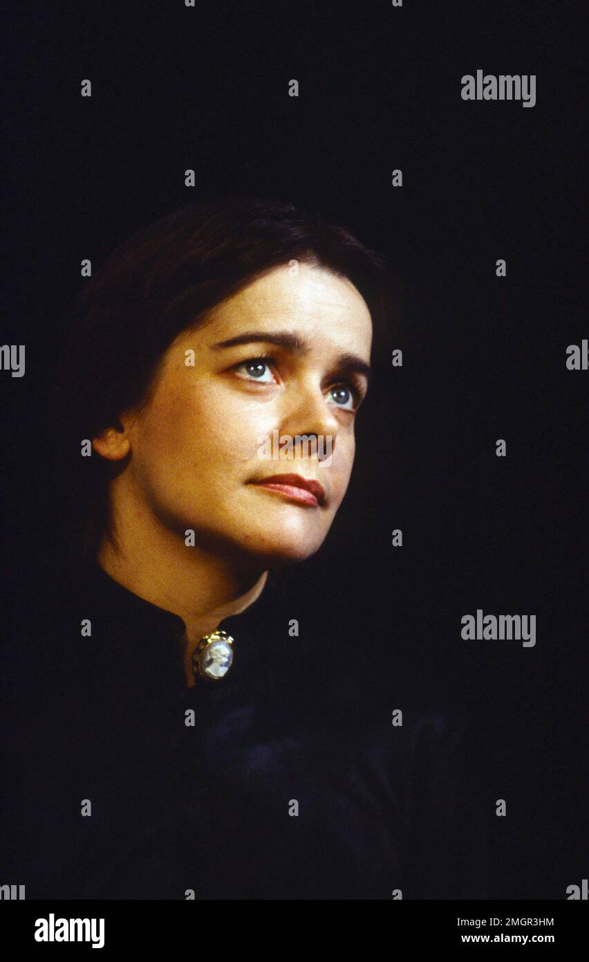 Alexandra Mathie (Jane Eyre) a JANE EYRE di Charlotte Bronte al Playhouse Theatre, Londra WC2 07/12/1993 adattato per il palco da Fay Weldon design: Lez Brotherston illuminazione: Nick Beadle regista: Helena Kaut-Howson Foto Stock