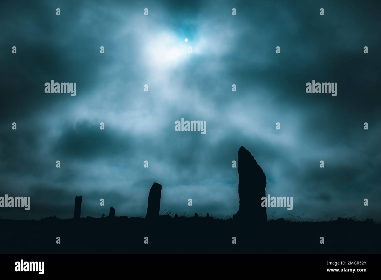 Spettacolare vista serale del Ring of Brodgar, Orkney, Scozia, Regno Unito Foto Stock