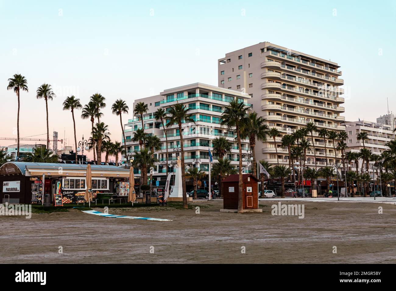 Sunny Sunrise alla popolare Promenade Finikoudes a Larnaca, Cipro. Foto Stock