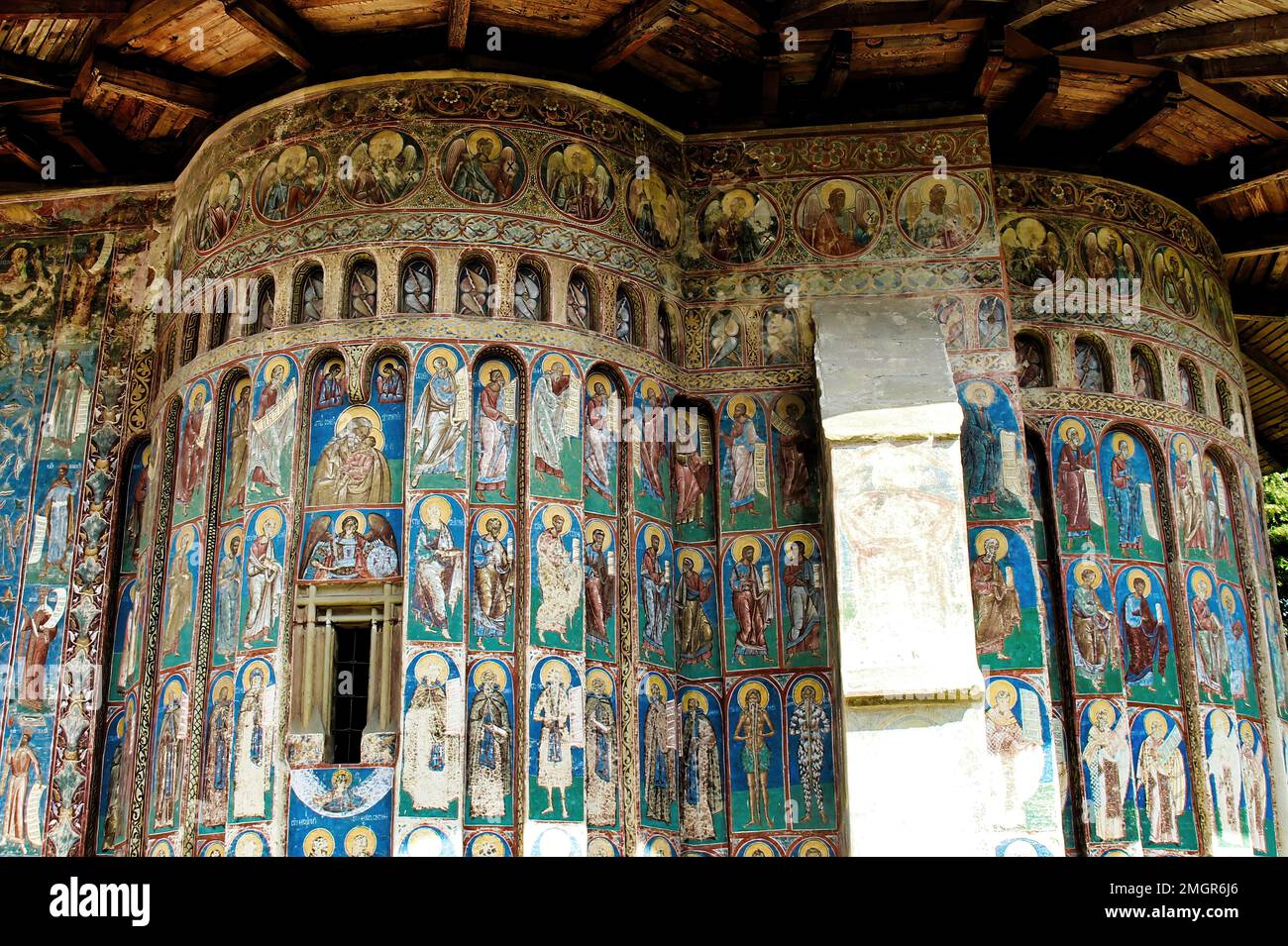 Monastero di Voronet, fondata nel 15th ° secolo, situato a Voronet, Romania.Stone edificio religioso della chiesa cristiana ortodossa costruita con pareti dipinte Foto Stock