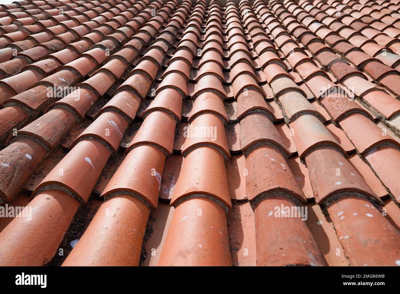 tegola rossa ceramica tetto sfondo texture tetto rosso corrugato tegole elemento senza cuciture motivo Foto Stock