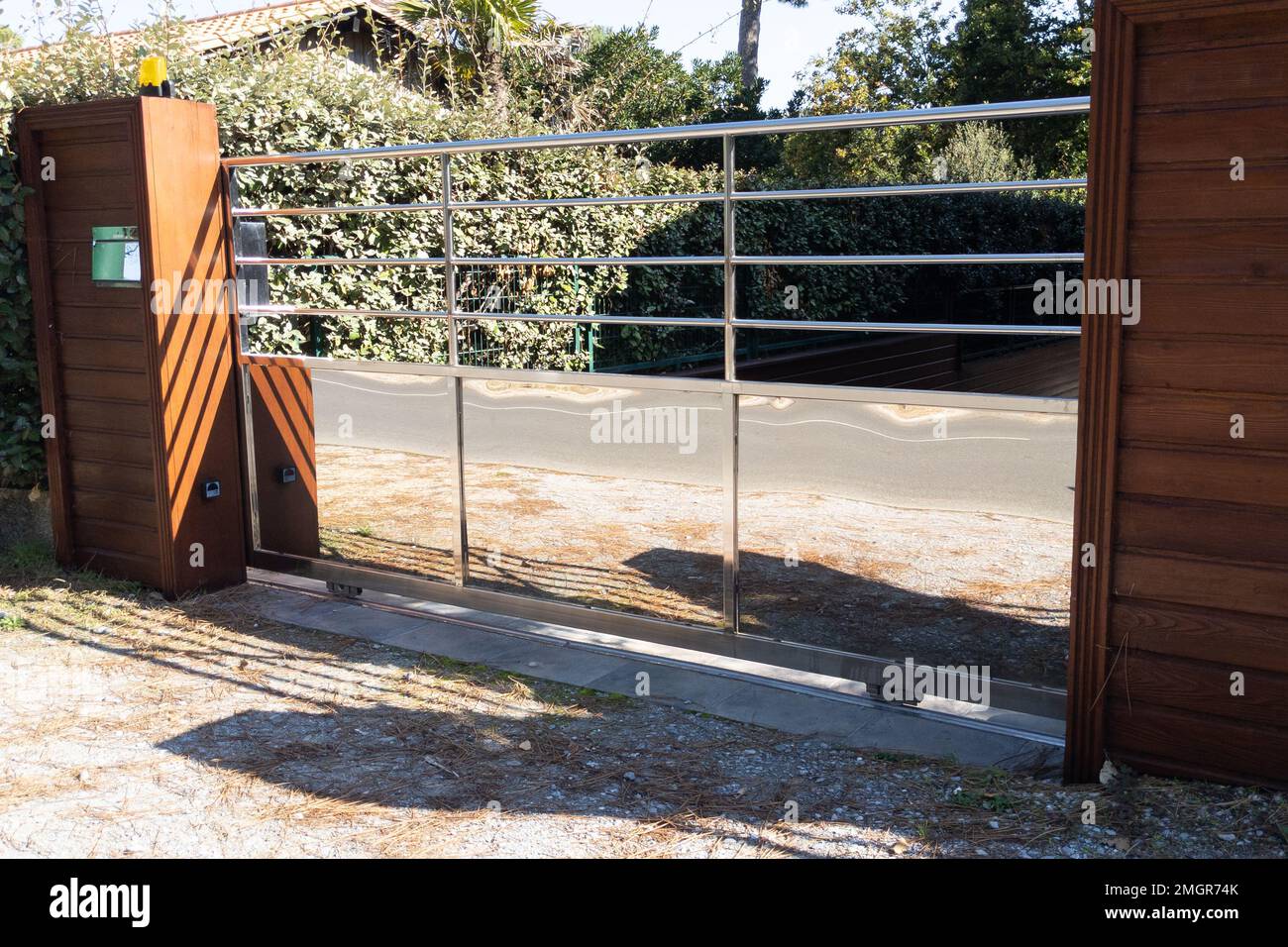 portale alluminio specchio porta porta casa porta di periferia casa in città Foto Stock