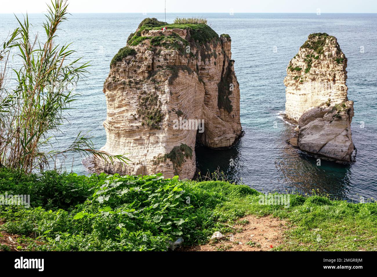Raouche Rocks a Beirut, Libano in mare durante il giorno. Rocce di Pigeon nel Mar Mediterraneo. Destinazione turistica popolare a Beirut. Foto Stock