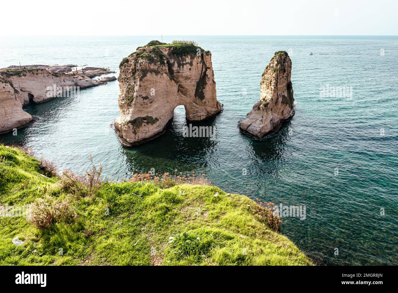 Raouche Rocks a Beirut, Libano in mare durante il giorno. Rocce di Pigeon nel Mar Mediterraneo. Destinazione turistica popolare a Beirut. Foto Stock