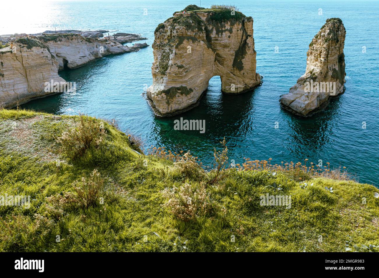 Raouche Rocks a Beirut, Libano in mare durante il giorno. Rocce di Pigeon nel Mar Mediterraneo. Destinazione turistica popolare a Beirut. Foto Stock