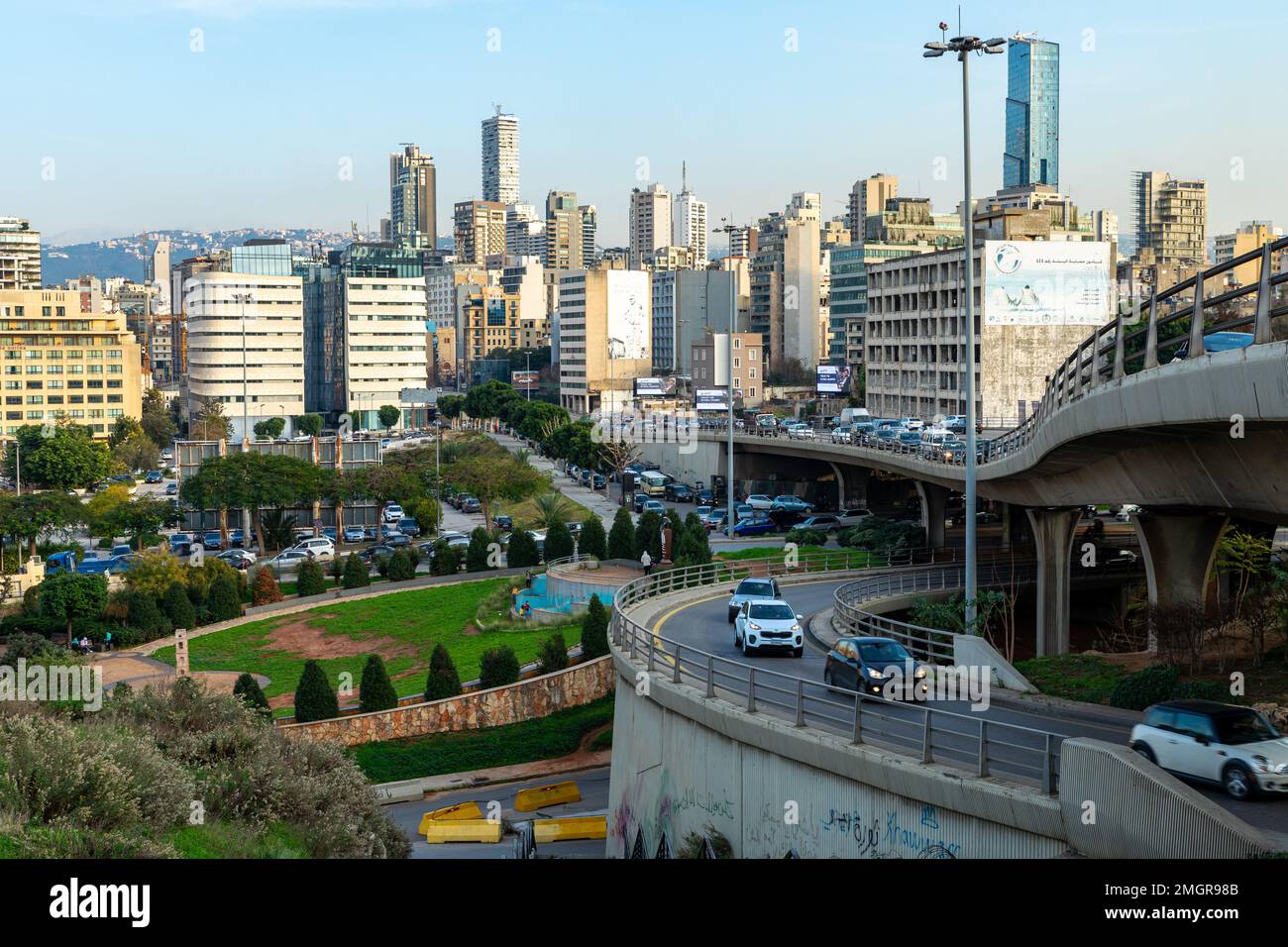 Skyline della città di Beirut. Edifici moderni, vecchi edifici, fortificazioni militari. Beirut, Libano. Foto Stock