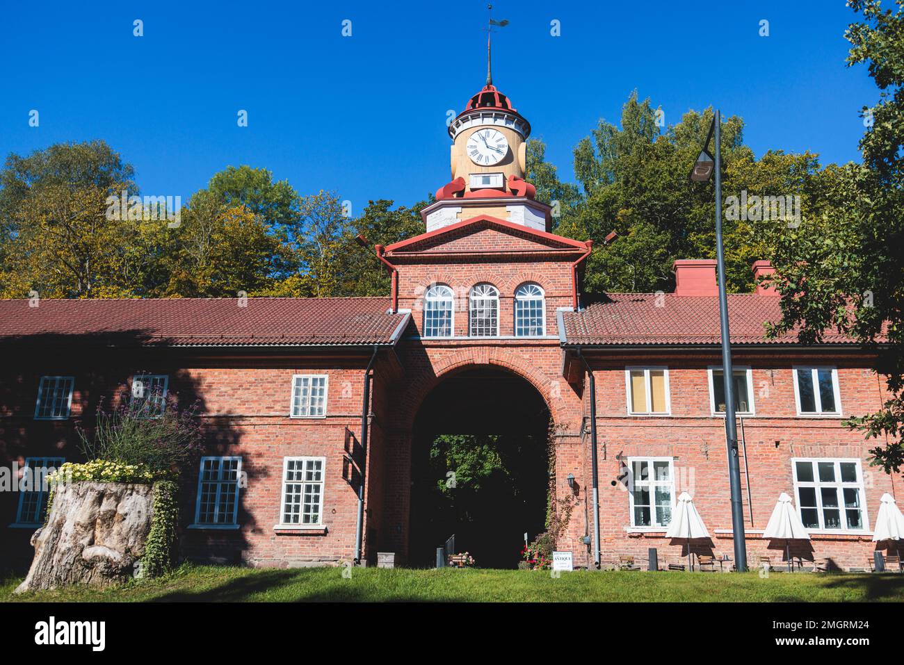 Fiskars, Finlandia, un villaggio, la città di Raseborg, nella parte  occidentale di Uusimaa, Finlandia, con case in legno, torre dell'orologio e  centro della strada principale della città vecchia Foto stock - Alamy