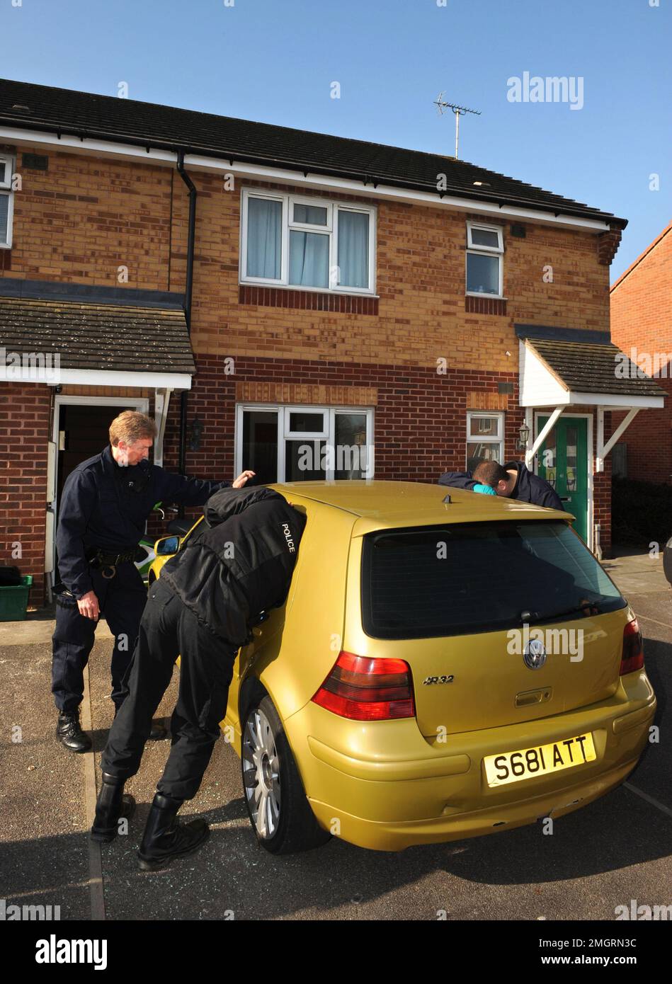 Gli agenti di polizia del team operativo si rompono in una macchina sospetta a Gloucester, dove una di una serie di incursioni all'alba sono state fatte come parte dell'operazione Z Foto Stock