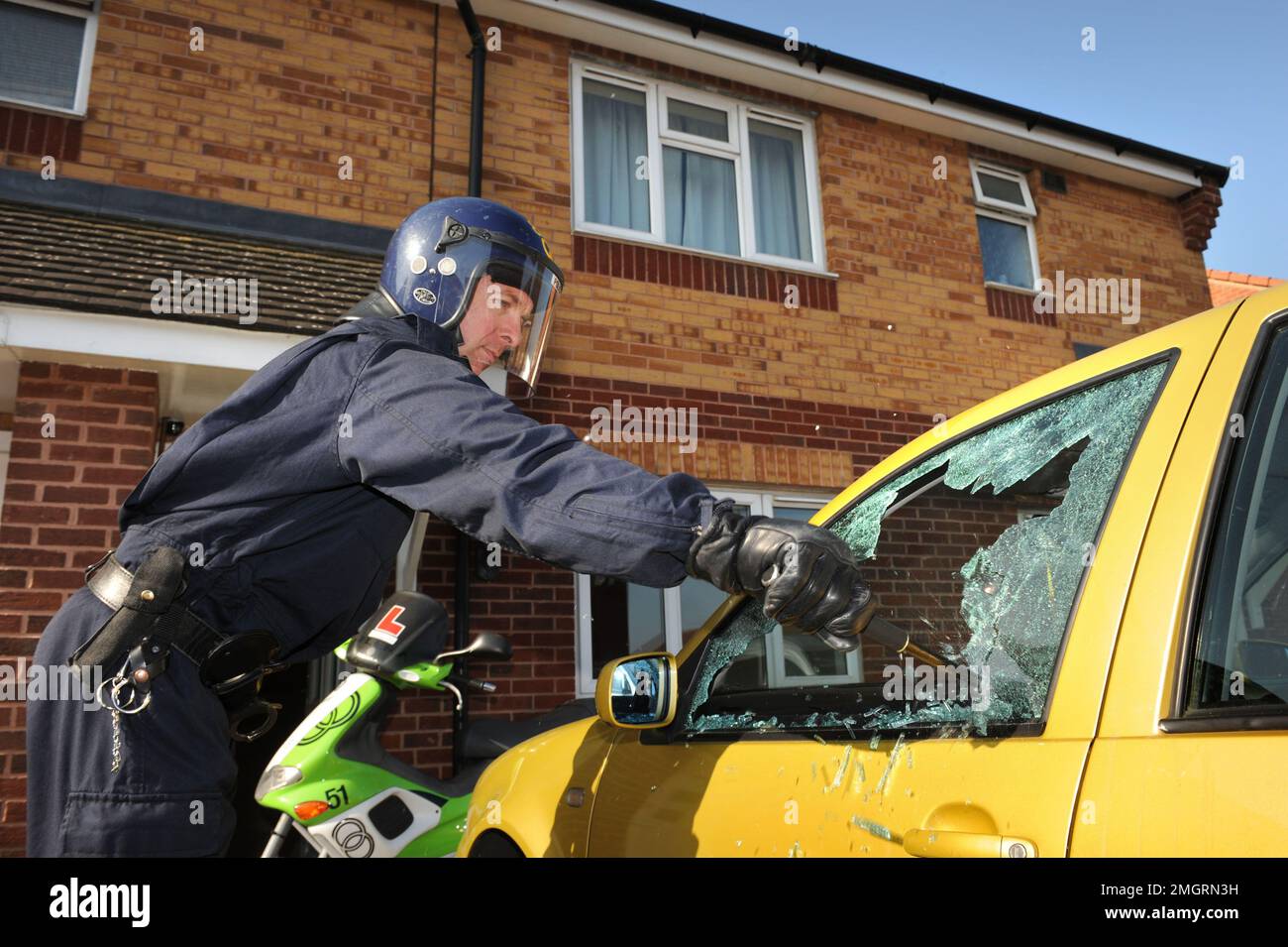 Gli agenti di polizia del team operativo si rompono in una macchina sospetta a Gloucester, dove una di una serie di incursioni all'alba sono state fatte come parte dell'operazione Z Foto Stock Gli agenti di polizia del team operativo si rompono in una macchina sospetta a Gloucester, dove una di una serie di incursioni all'alba sono state fatte come parte dell'operazione Z Foto Stock