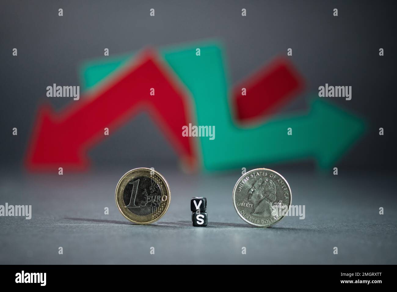 Euro contro dollaro su sfondo nero. Freccia rossa e verde intrecciata che mostra indecisione nel mercato azionario Foto Stock