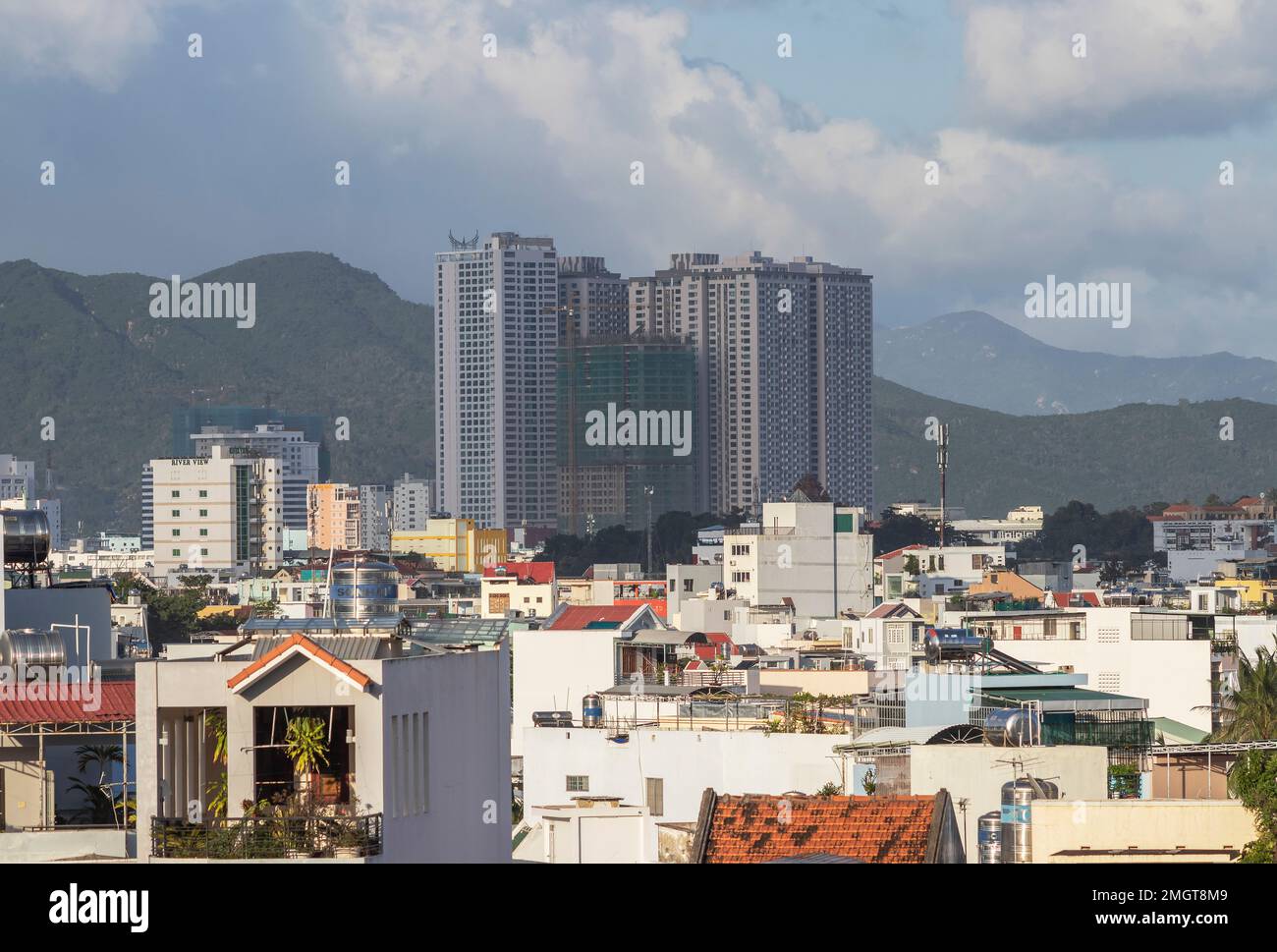 Nha Trang, Vietnam - 6 gennaio 2019: Un complesso residenziale a più piani è in costruzione in città. Foto Stock