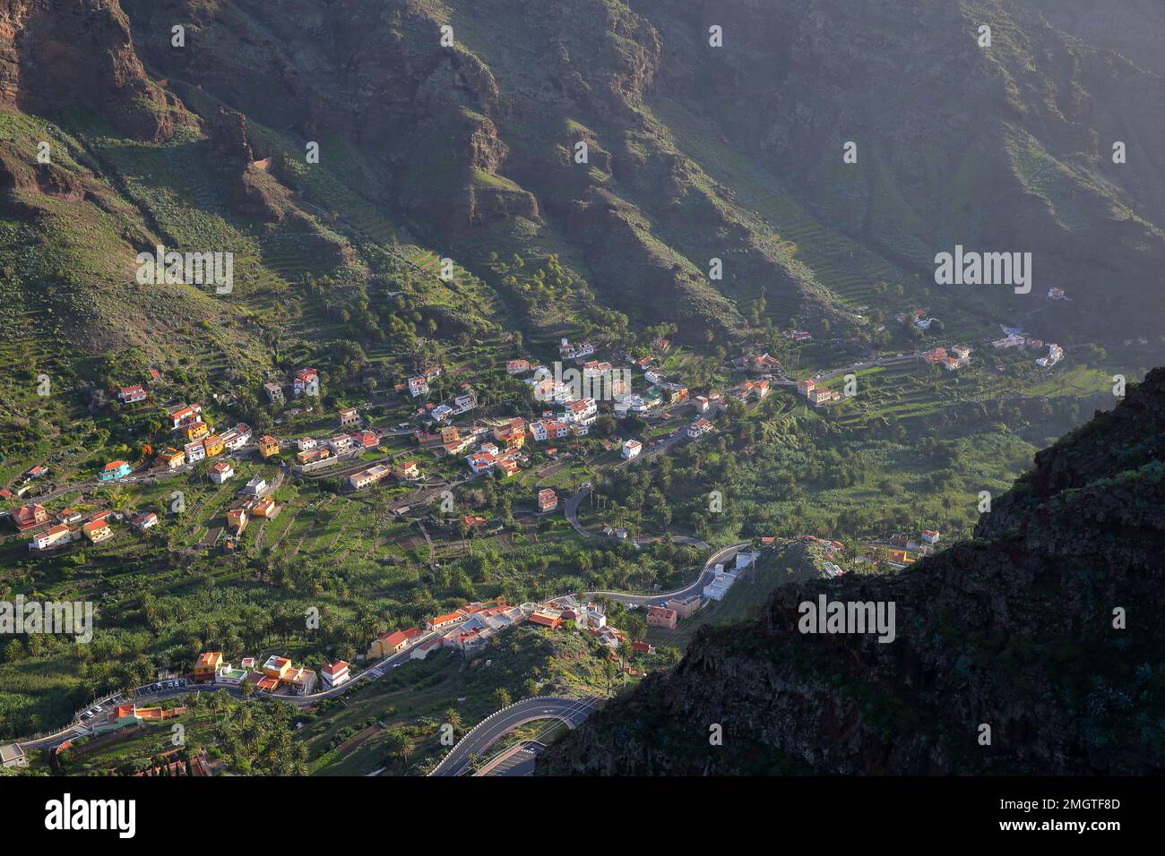 Veduta aerea della Valle Gran Rey, la Gomera, Isole Canarie, Spagna, con campi terrazzati e scogliere tuffanti Foto Stock