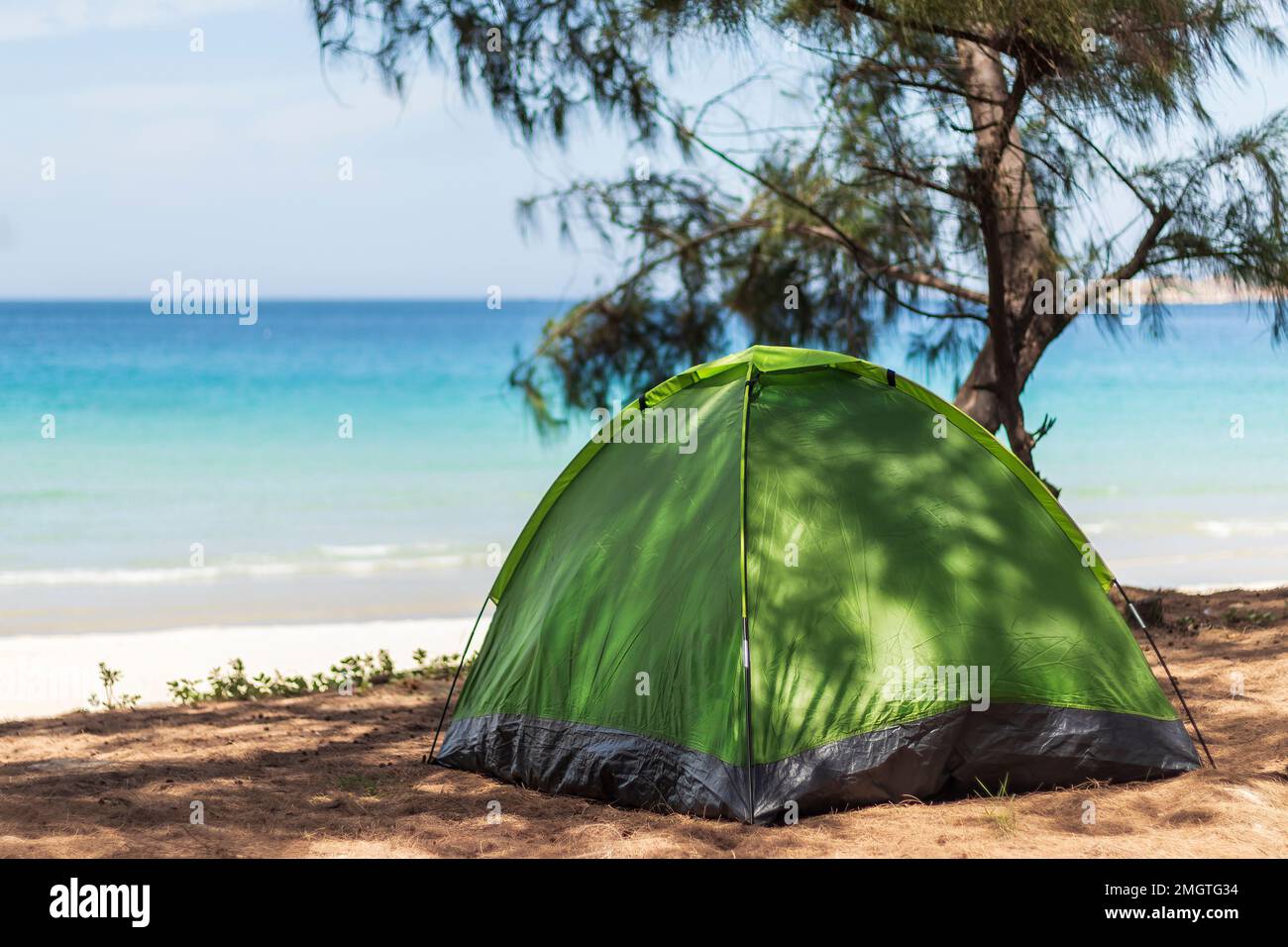 Tenda turistica sulla riva del mare. Sullo sfondo del mare Foto stock -  Alamy