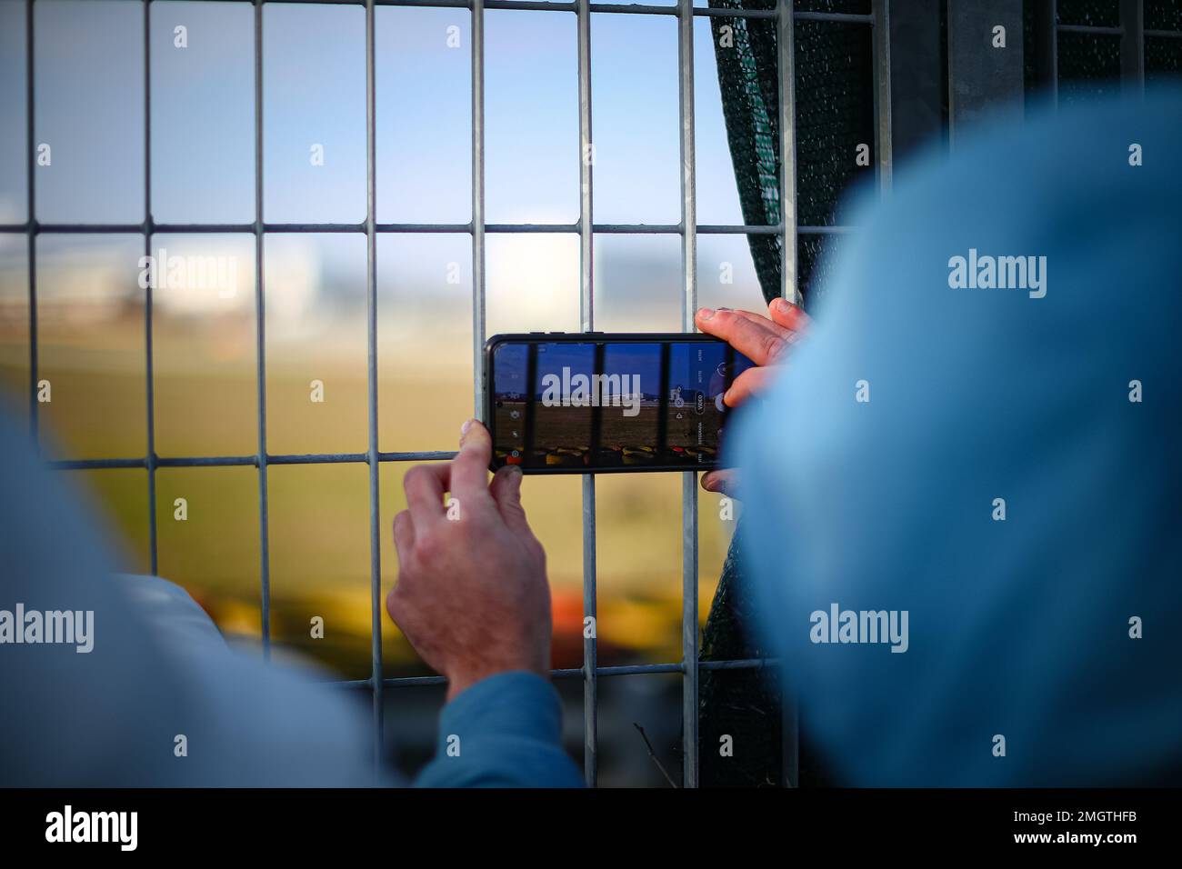 Italia. 26th gennaio 2023.Ferrari test days tifosi durante un test con la vecchia Ferrari SF-21 2021 a Fiorano/Maranello, che raggiunge per la stagione 2023 F1, 26 gennaio 2023 Credit: Independent Photo Agency Srl/Alamy Live News Foto Stock