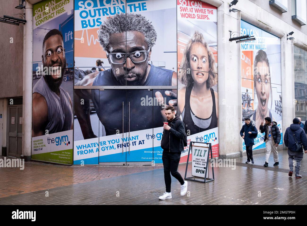 Poster pubblicitari su larga scala che pubblicizzano una palestra lungo Corporation Street che sono stati disaffrontati con grande bastone su occhi googly il 25th gennaio 2023 a Birmingham, Regno Unito. Foto Stock