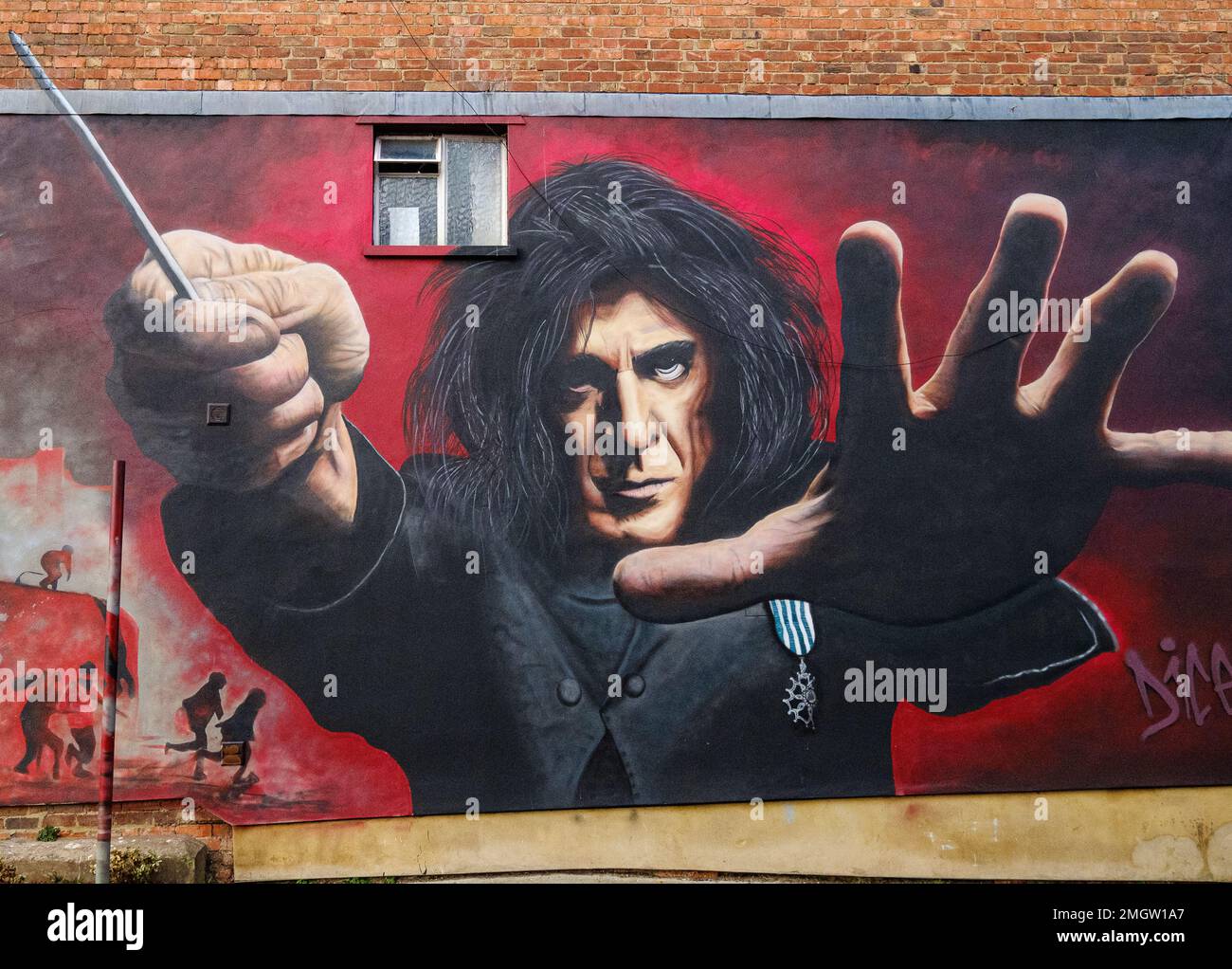 Murale dell'uccisione del frontman Jaz Coleman a Cheltenham. Coleman è nato in città e ha una dottorship onoraria dall'uni del Gloucestershire Foto Stock