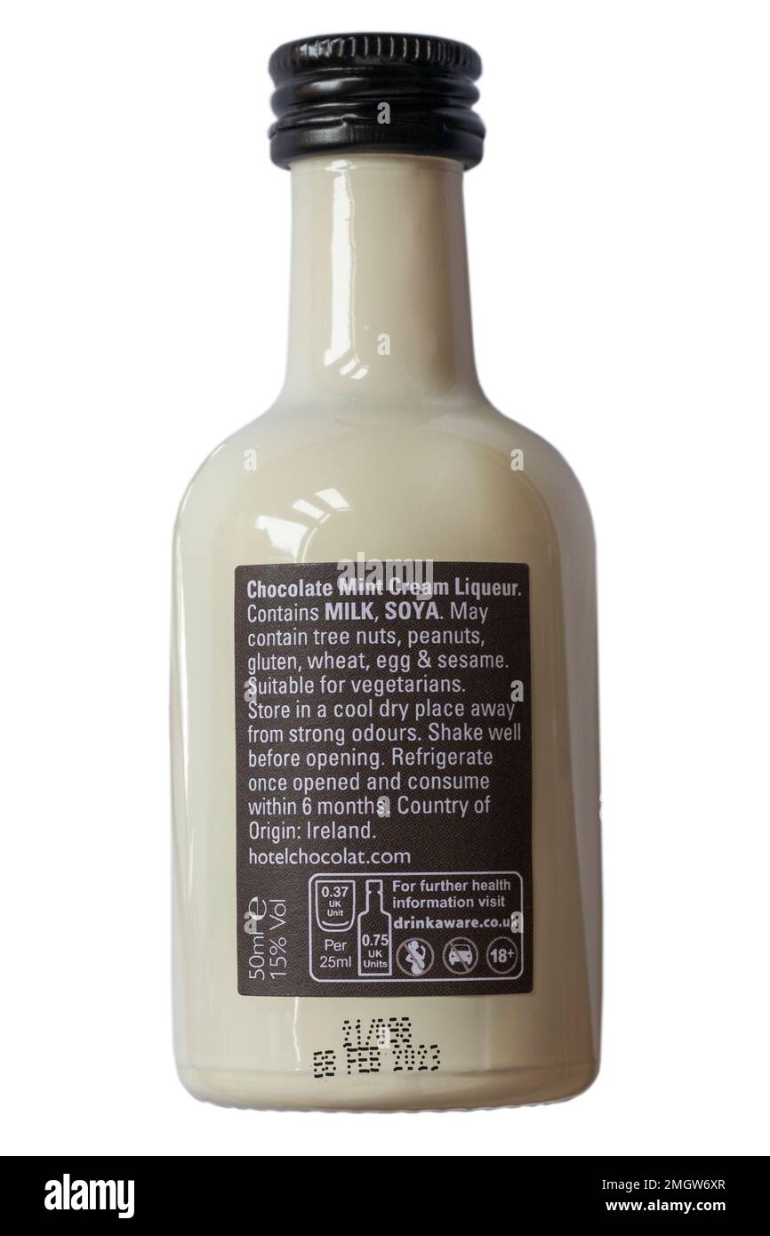 Ingredienti e istruzioni per la conservazione sul retro della bottiglia in miniatura di liquore di crema di cioccolato alla menta vellutata Hotel Chocolat isolato su bianco Foto Stock