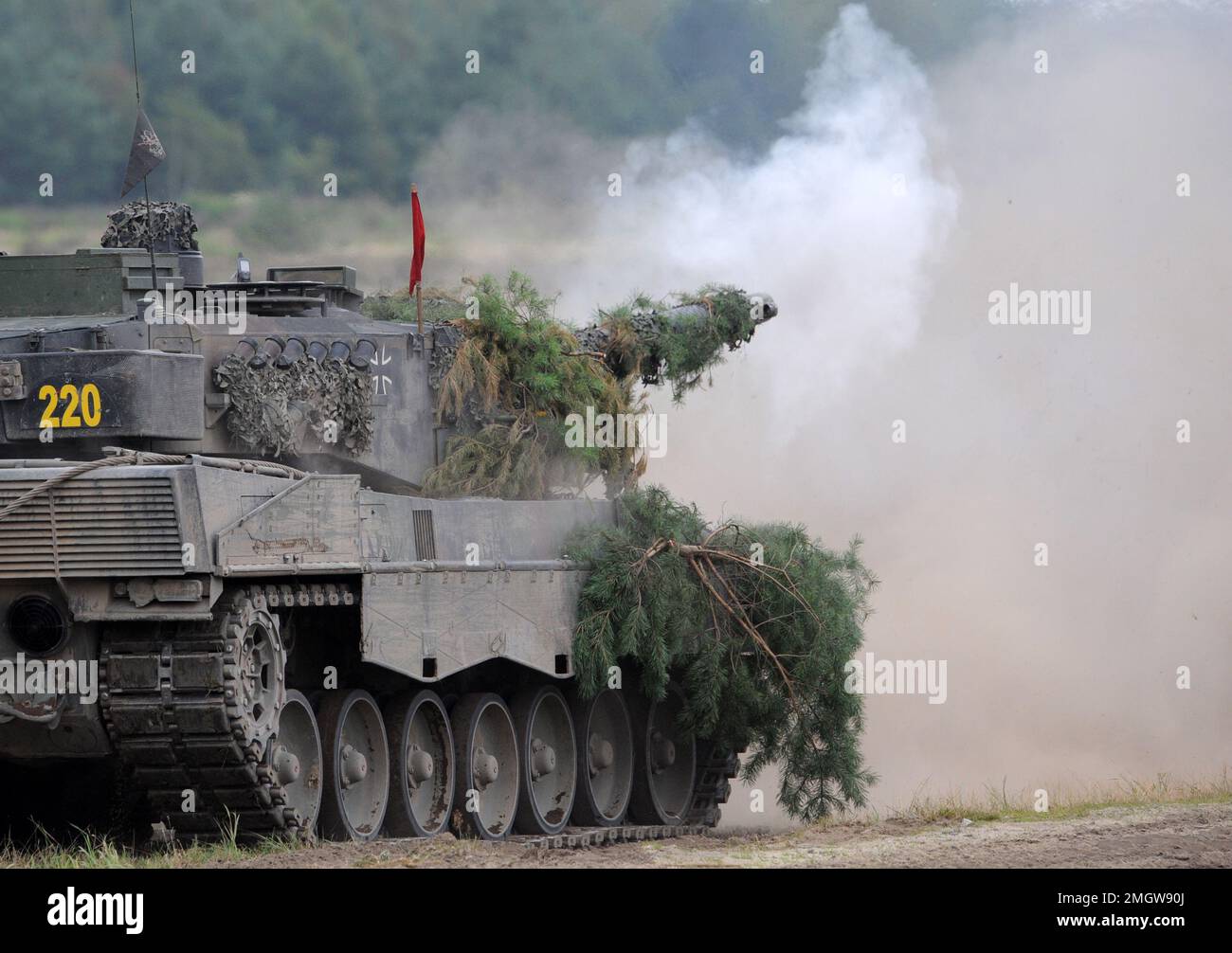 ARCHIVIATO - 12 agosto 2009, Sassonia, Weißkeissel: Afhankelijk van de omstandigheden heeft deze leopardo 2A6-Tank een reikwijdte van enkele honderden kilometri. Foto: Ralf Hirschberger/dpa-Zentralbild/dpa Foto Stock