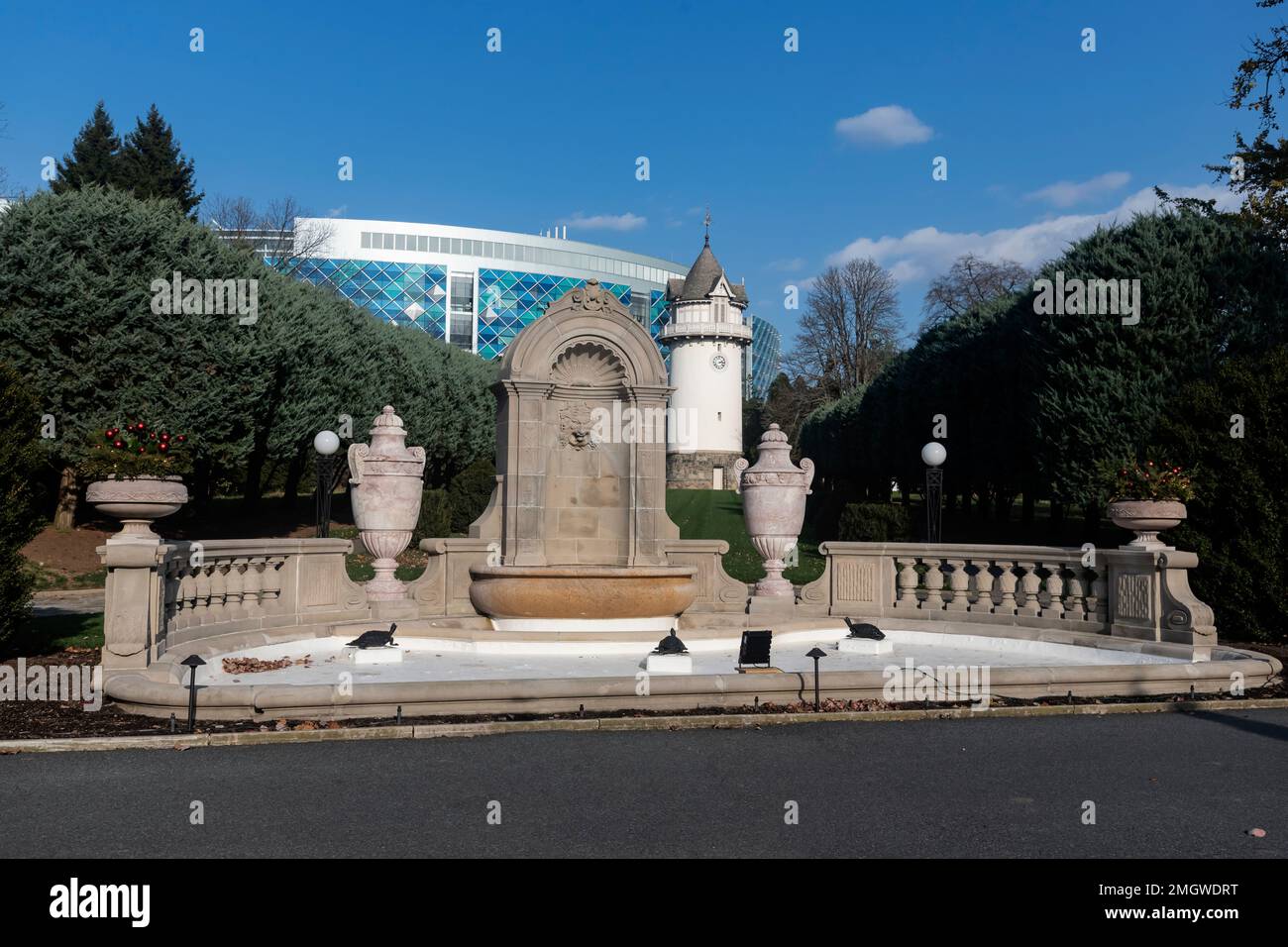 DuPont Hospital for Children visto da Nemours Mansion and Gardens., Wilmington, DE, USA Foto Stock