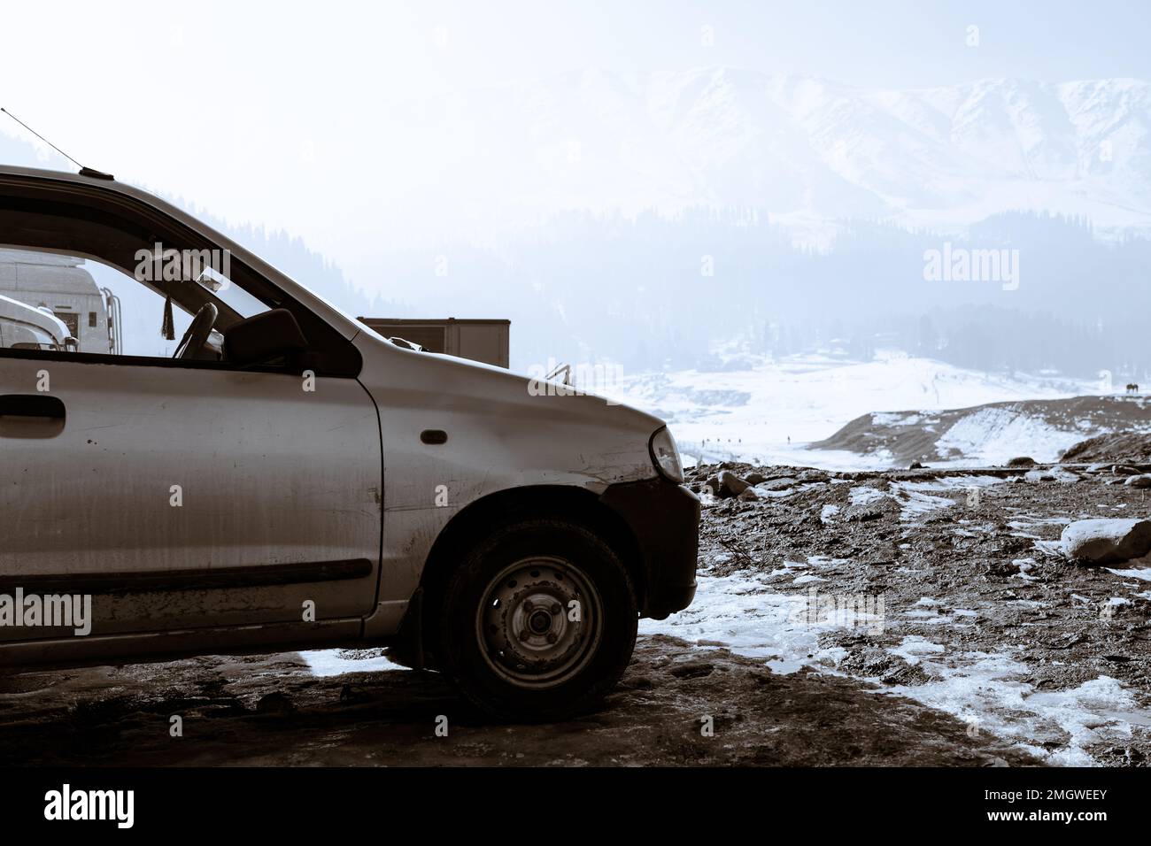 concetto di viaggio su strada . Una macchina su Jammu e Kashmir autostrada. viaggio su strada in auto . vetro che guarda l'auto . Foto Stock