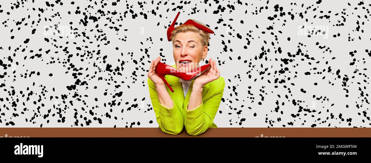 Banner con bella donna bionda di mezza età alla moda emotiva con taglio corto con scarpe con tacchi rossi sullo sfondo della stampa dalmata. Foto Stock