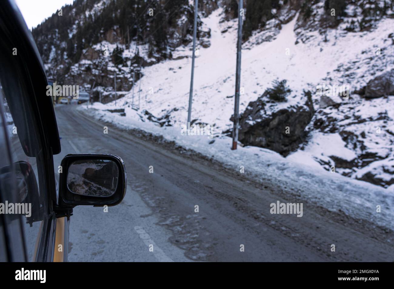 concetto di viaggio su strada . Una macchina su Jammu e Kashmir autostrada. viaggio su strada in auto . vetro che guarda l'auto . Foto Stock