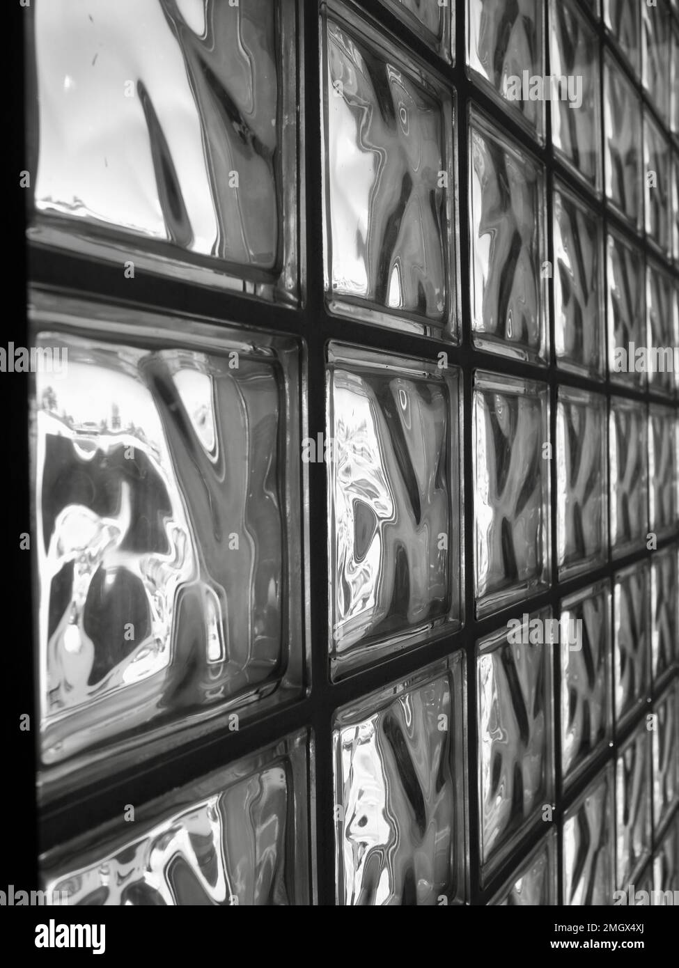 Parete di vetro di piastrelle sparate in bianco e nero da un angolo. Stile retrò Foto Stock