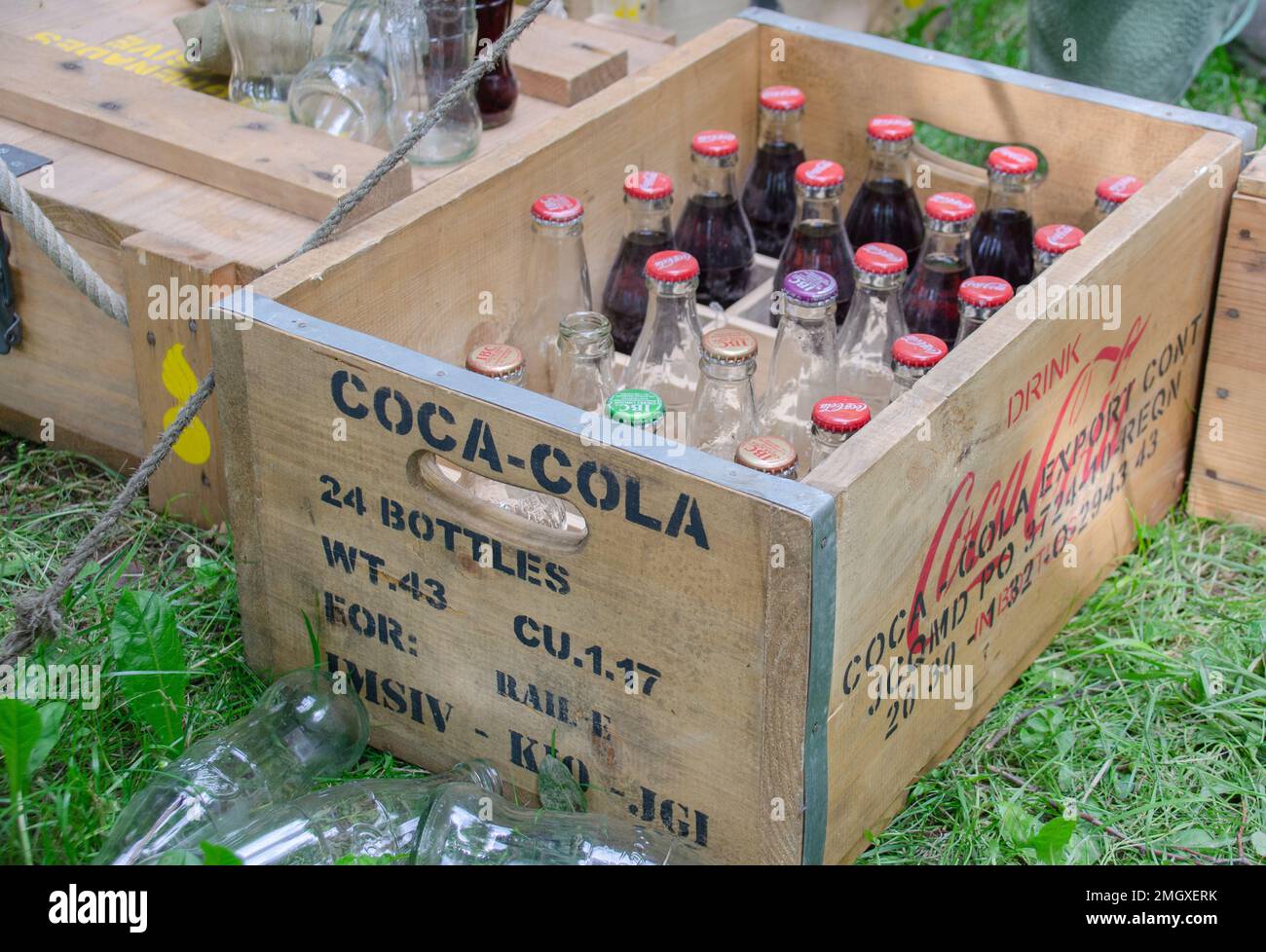 Germania 2019: Una scatola di legno con bottiglie di coka-cola Foto Stock