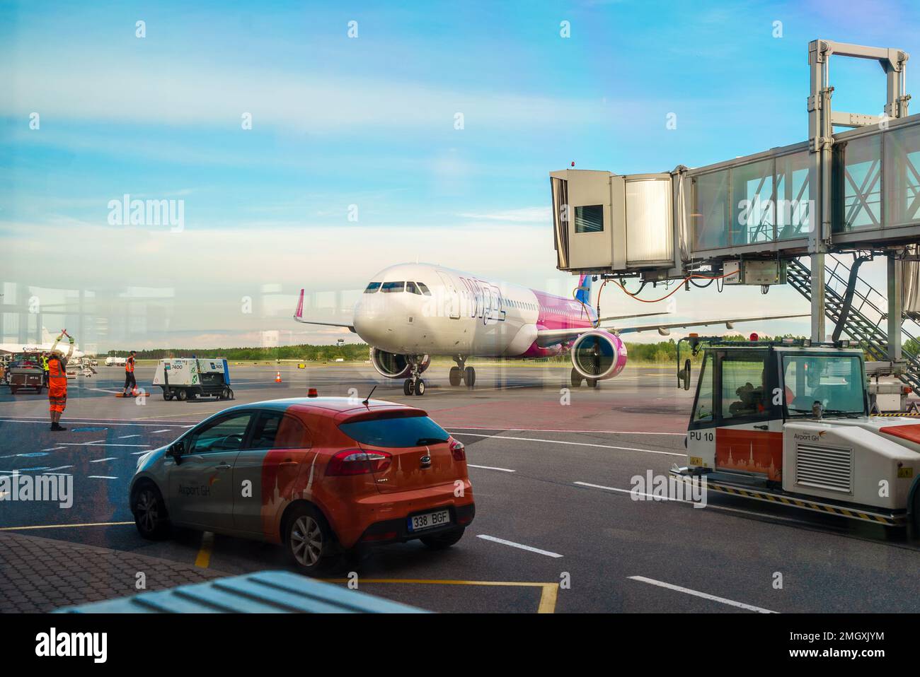 Tallinn, Estonia - 10.06.2022: Aereo della compagnia aerea Wizz nell'aeroporto di Lennart Meri. Foto Stock