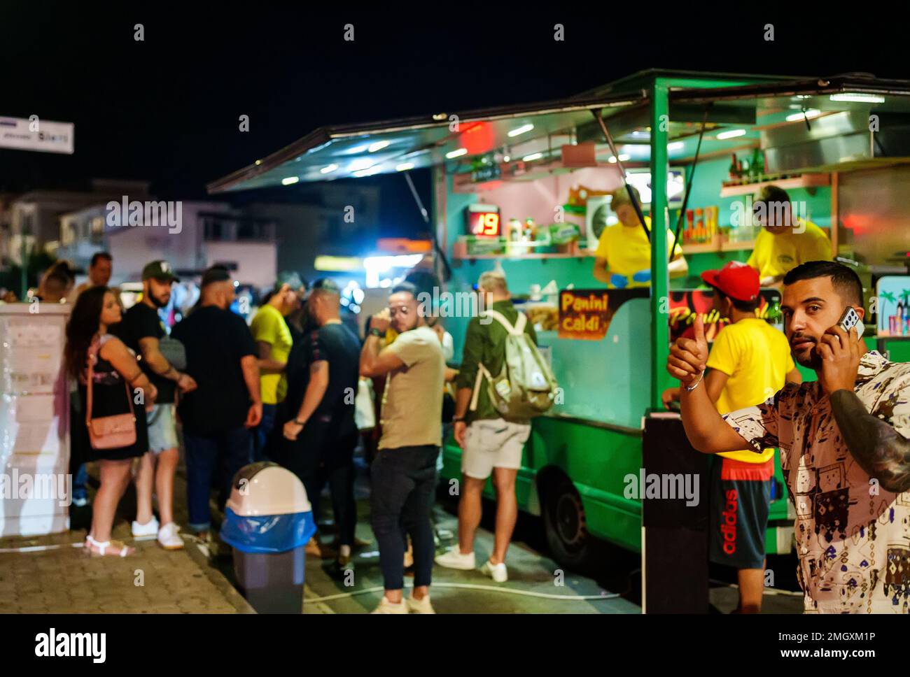Scauri, Italia - 19.06.2022: Camion Street food a tarda notte. Foto Stock