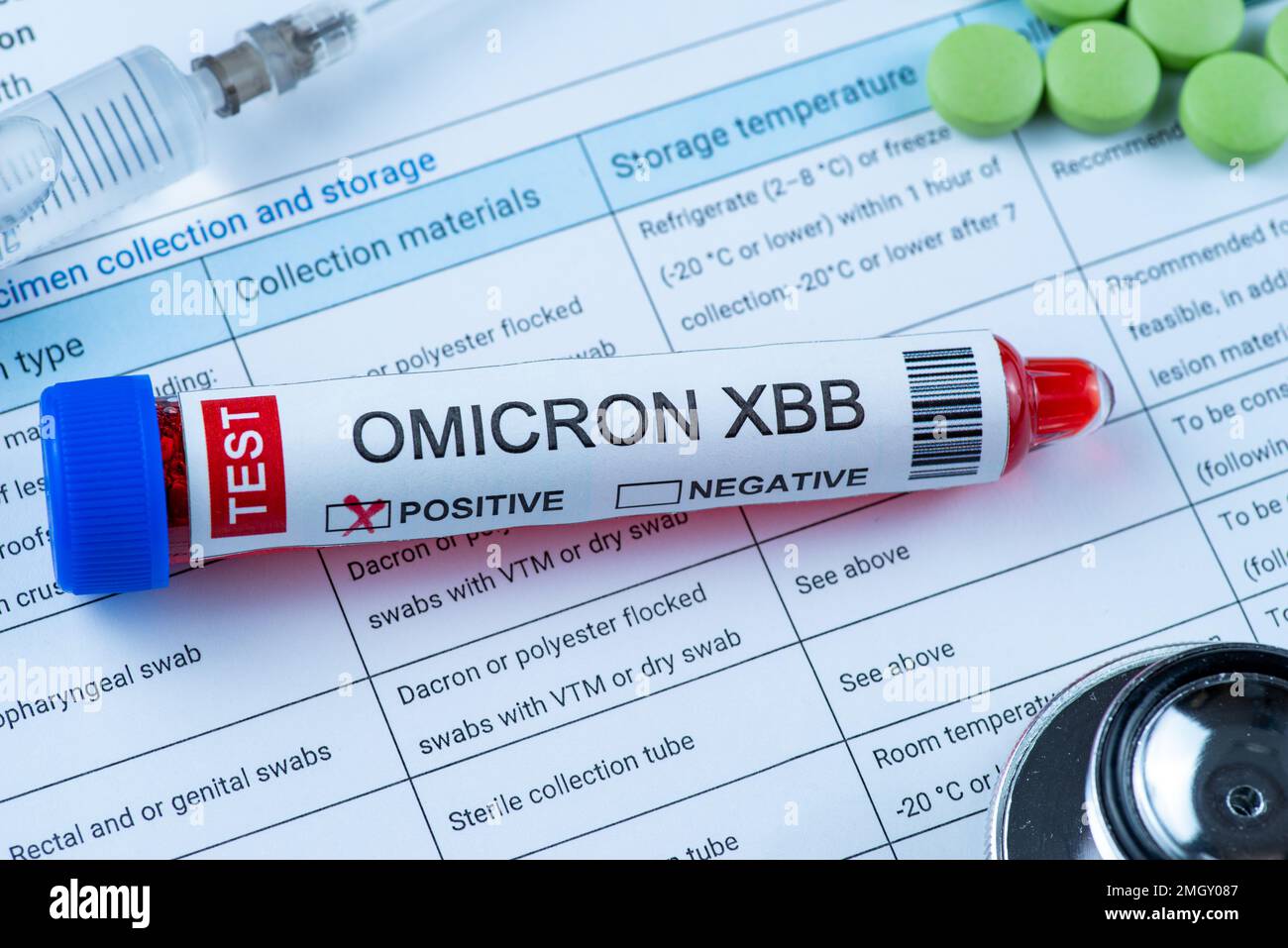 Provetta etichettata "OMICRON XBB VARIANT test positive" Foto Stock
