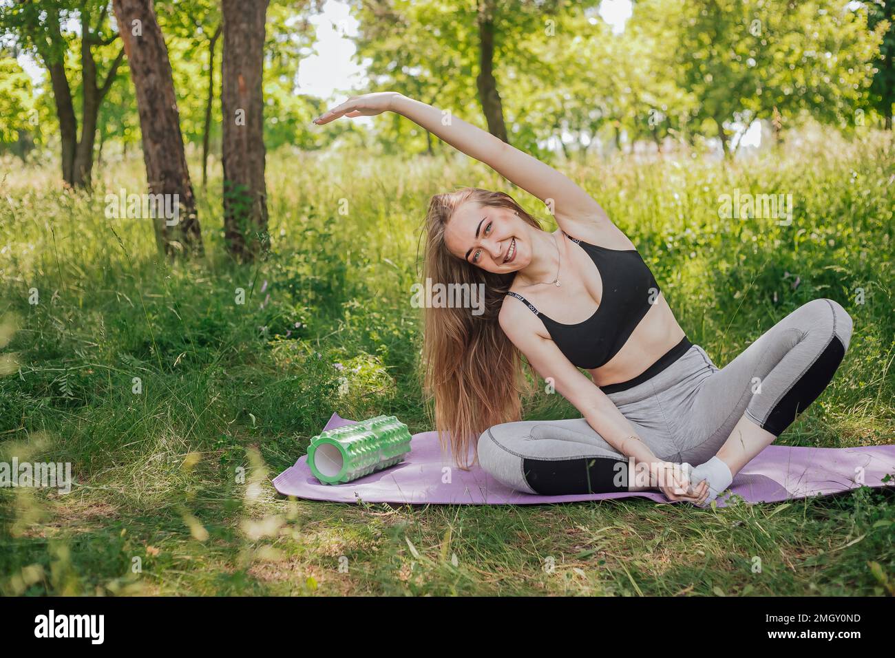 Donna esercizio in palestra fitness breaking relax tenere mela frutta dopo l'allenamento sport con manubri e proteine shake bottiglia sano stile di vita Foto Stock