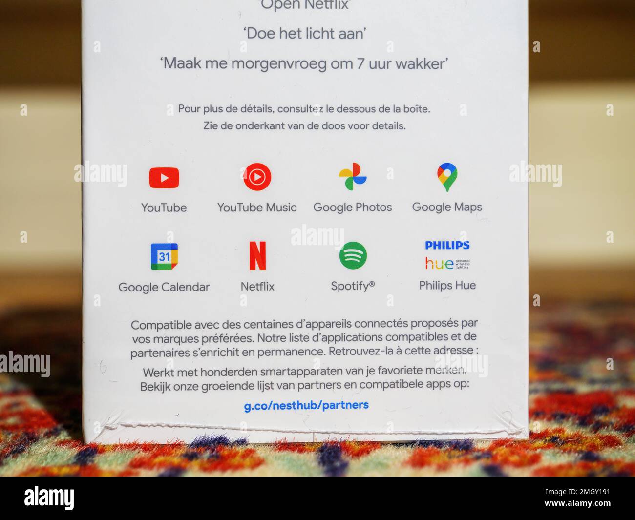 Parigi, Francia - 2 dicembre 2022: Primo piano del nuovo Google Nest Hub con Hey google Service - assistente personale smart speaker con elenco di partner - youtube, musica, google foto, mappe, calendario, netflix, spotify e Philips hue Foto Stock