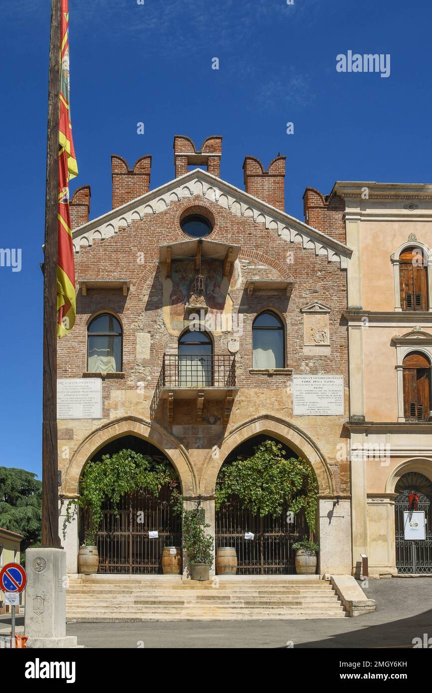 Facciata di Palazzo del Capitano, costruito nel 1375 nel centro storico di Soave, Verona, Veneto, Italia Foto Stock