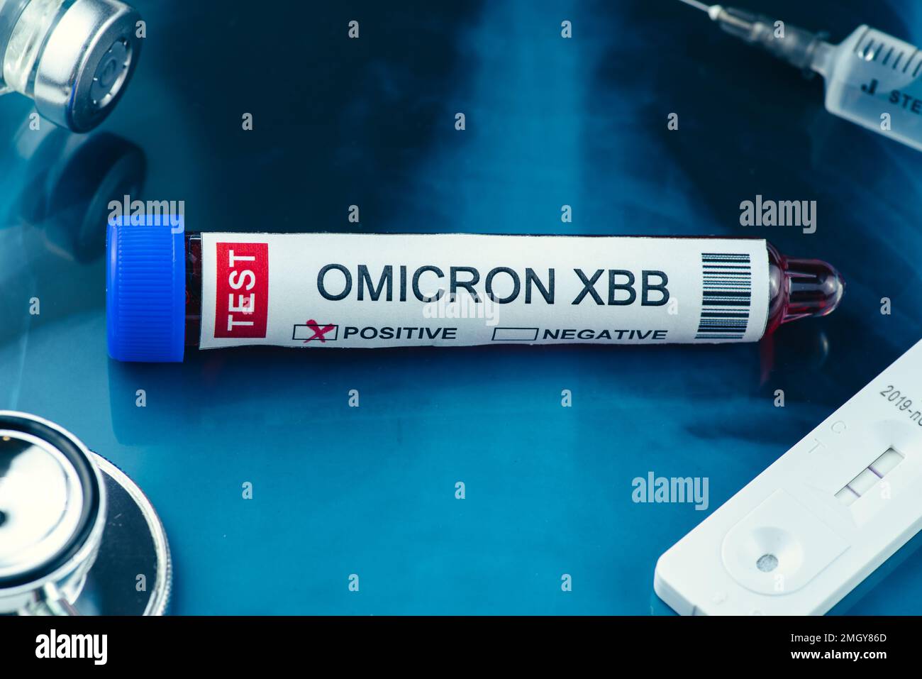 Provetta etichettata "OMICRON XBB VARIANT test positive" Foto Stock