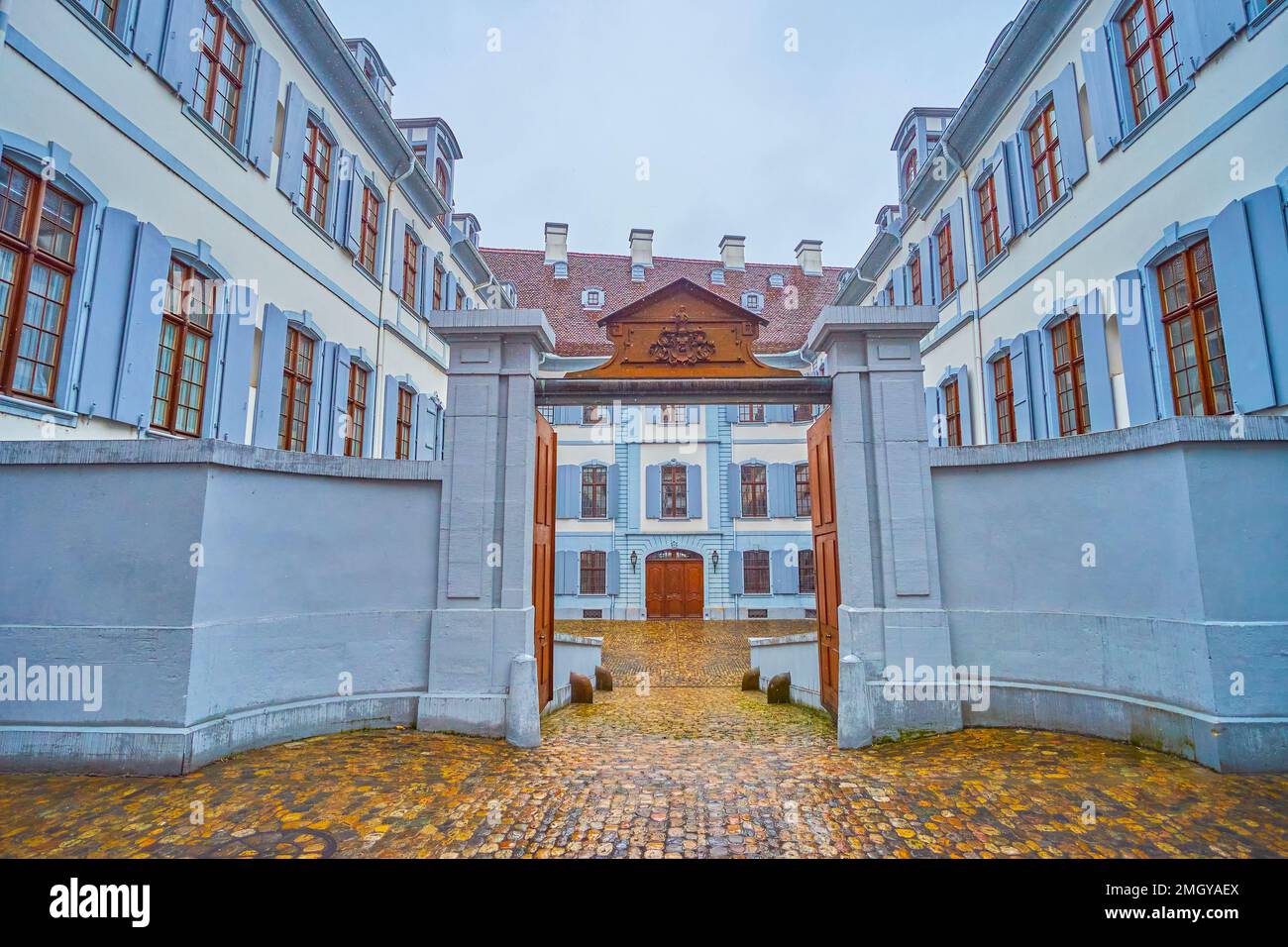 Porta storica e cortile dell'edificio governativo in via Martingasse, Basilea, Svizzera Foto Stock