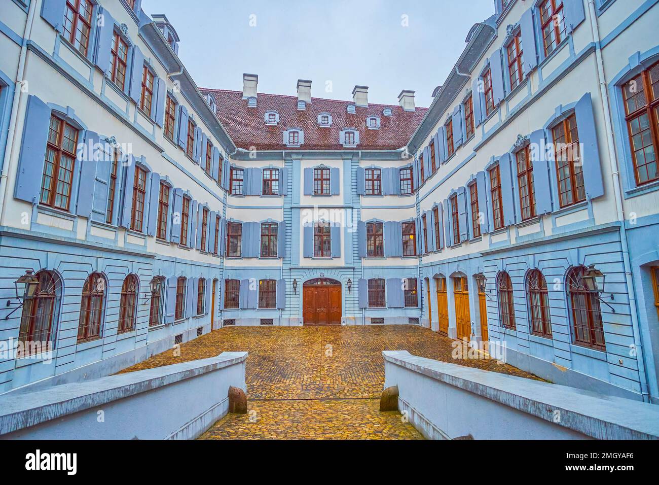 Il piccolo cortile dell'edificio storico del governo a Basilea, Svizzera Foto Stock