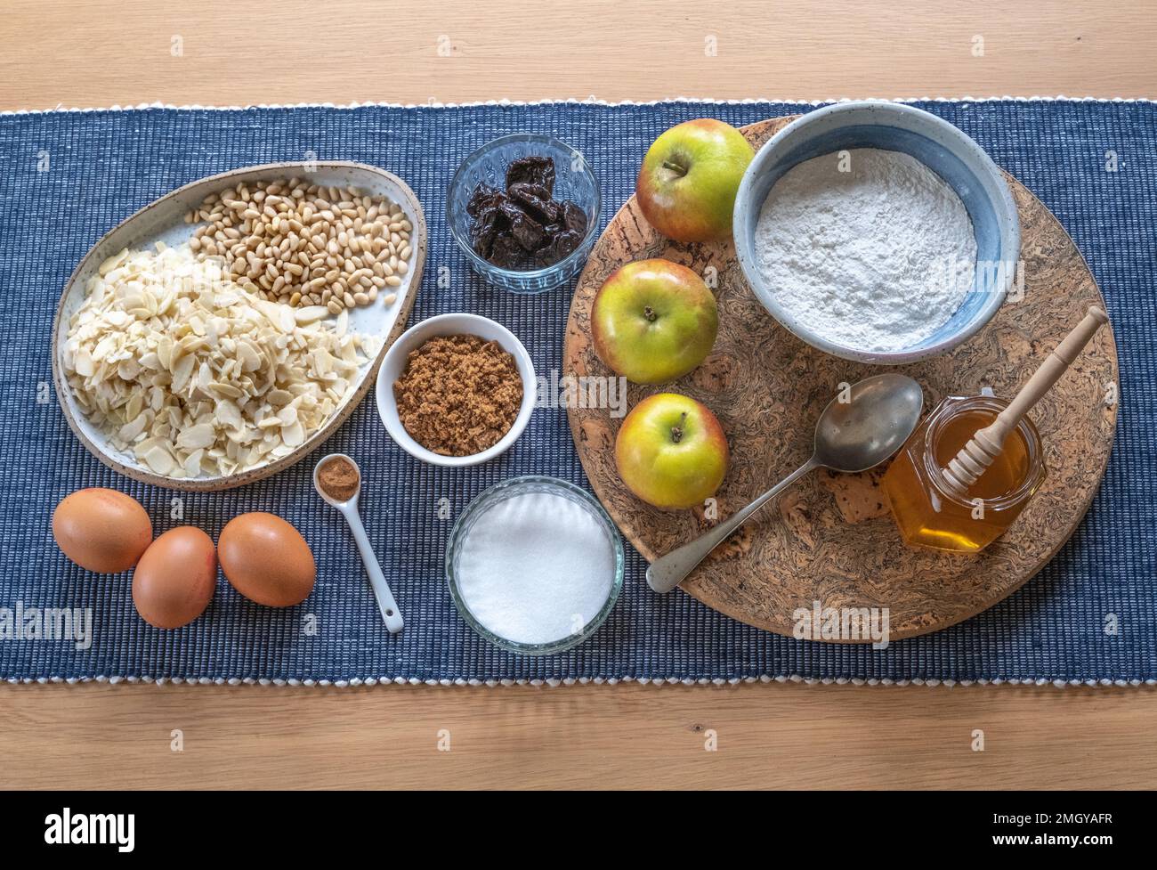 Ingredienti per cuocere una torta di mele e miele su un tavolo da cucina Foto Stock