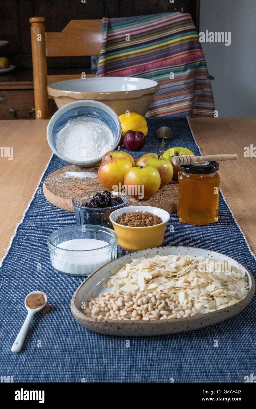 Ingredienti per cuocere una torta di mele e miele su un tavolo da cucina Foto Stock