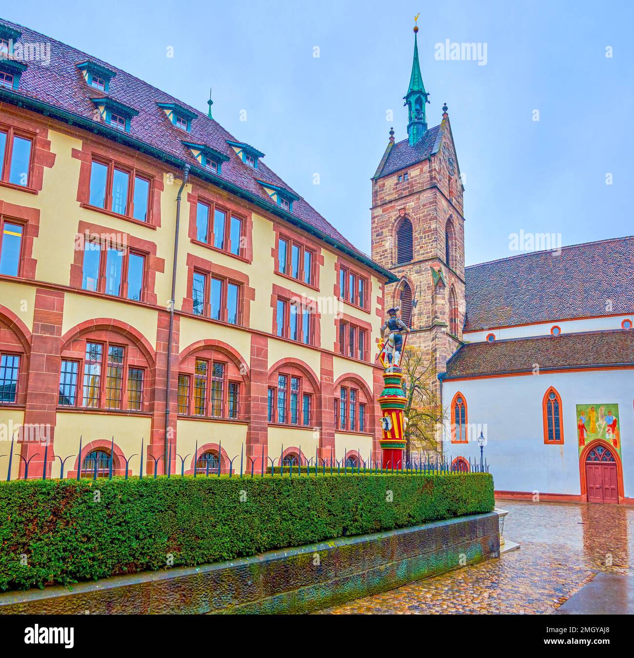 Piazza Martinskirchplatz con la colorata fontana Sevogelbrunnen, la Chiesa di Martin e la costruzione degli Archivi di Stato Basilea-città, Basilea, Svizzera Foto Stock