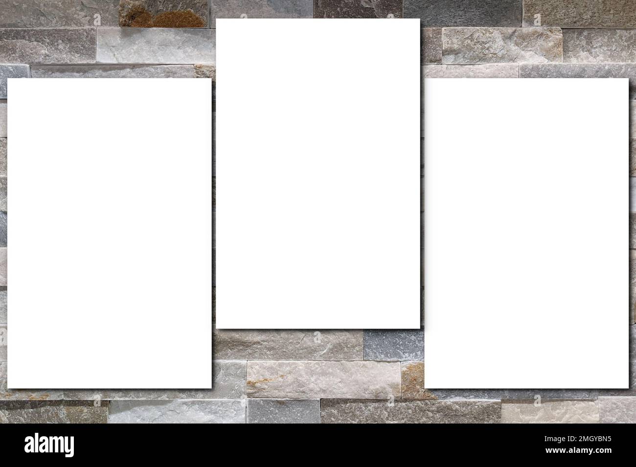 Carta bianca a tre fogli su sfondo di pietra grigio chiaro nella vista superiore di Mock up per la progettazione Foto Stock