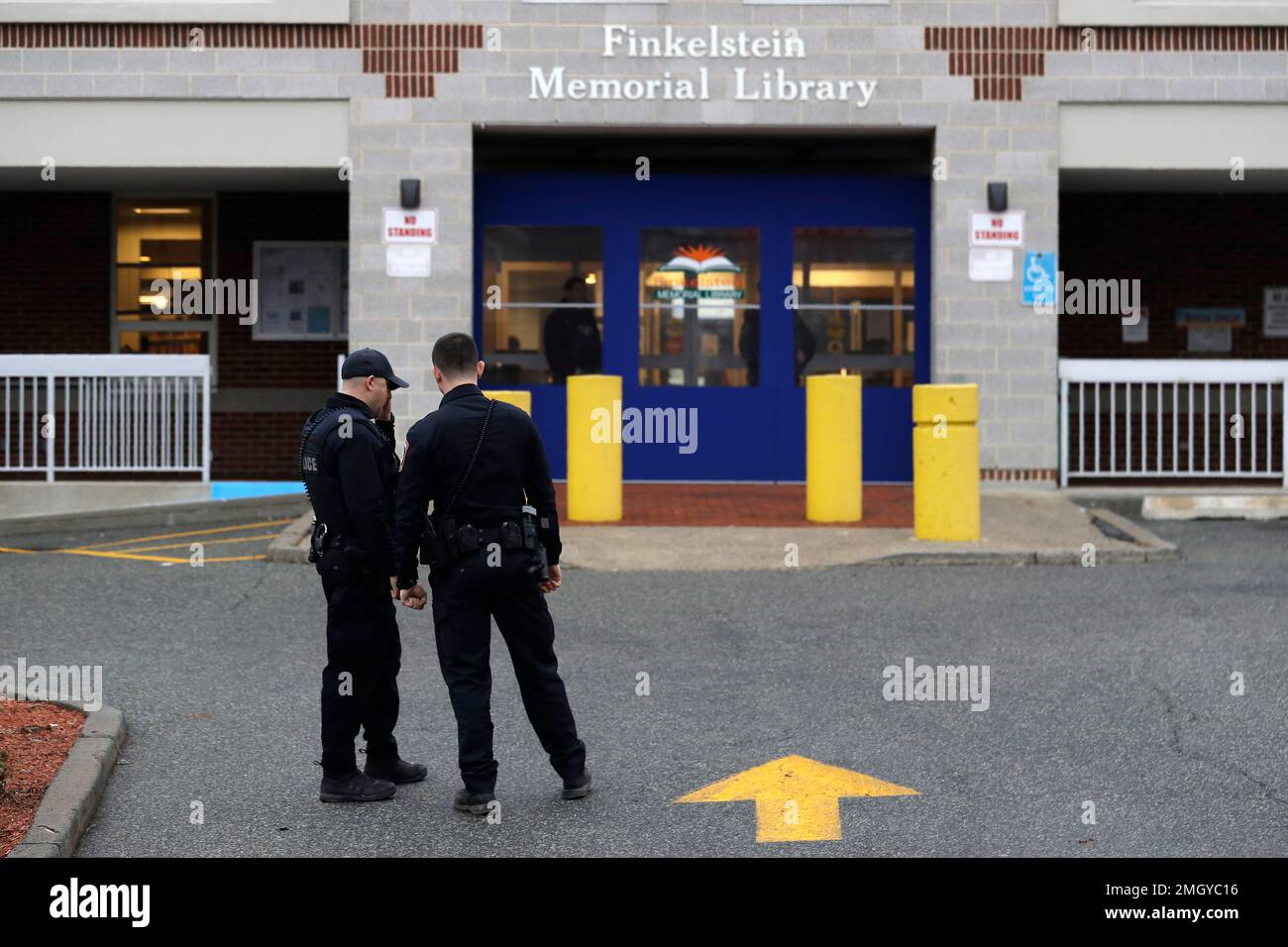 Policemen stand in front of the Finkelstein Memorial Library in Spring Valley, N.Y., Tuesday, Feb. 18, 2020. A female security guard was fatally stabbed on the third floor of the library Tuesday afternoon in a chaotic scene that ended when patrons gang-tackled the suspect until police could take him into custody, the Journal News reported. (AP Photo/Seth Wenig) Foto Stock