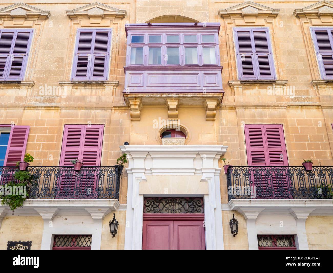 Persiane colorate e balcone, Piazza San Paolo, Mdina, Malta Foto Stock