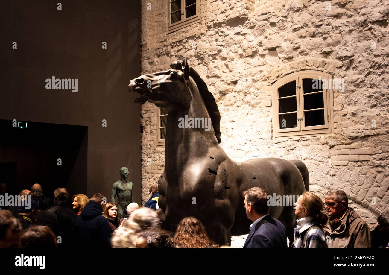 I visitatori che guardano la scultura nazista a cavallo striding di Josef Thorak alla mostra: Svelato: Berlino ed è Monumenti a Spandau, Berlino Foto Stock