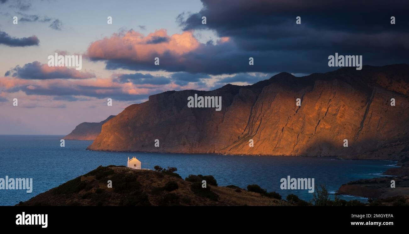 Cappella di Lone che domina la baia di Mirabello al tramonto, Creta Foto Stock